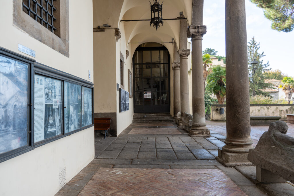 Foto del cortile interno del Palazzo dei Priori. Vista dall'uscita del museo