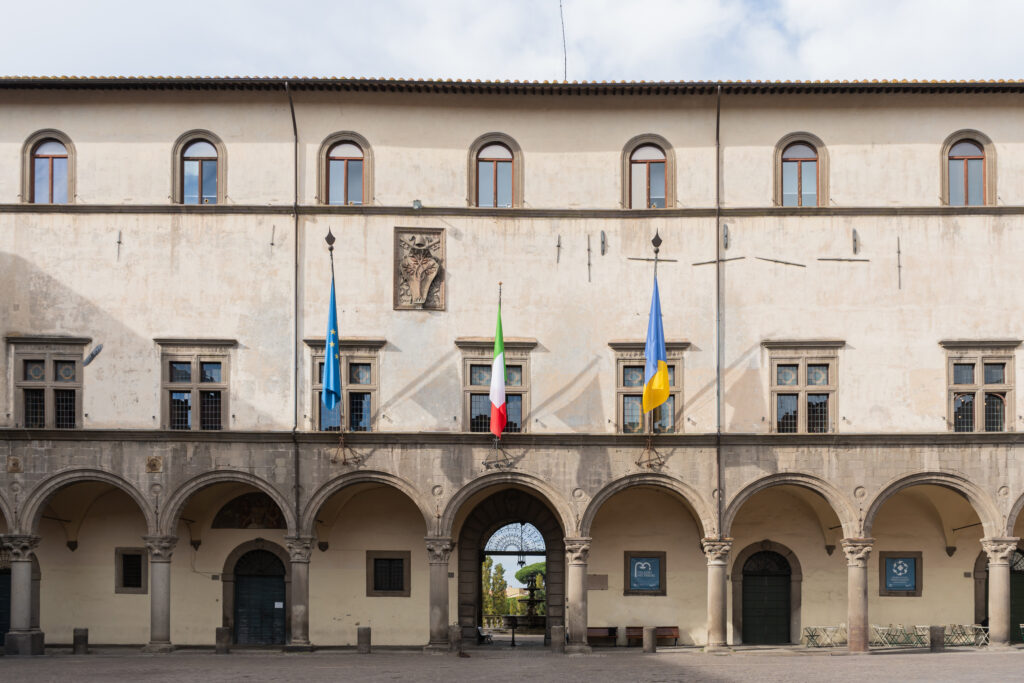 Foto del Palazzo dei Priori. Vista da piazza del Plebiscito