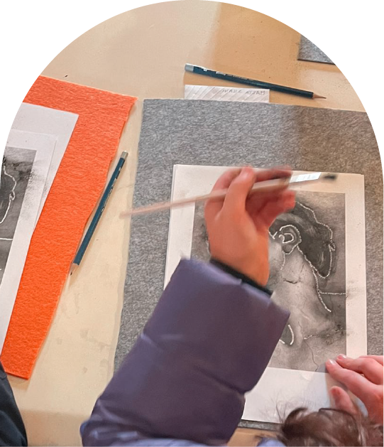 Foto di un laboratorio organizzato con i bambini all'interno del palazzo.